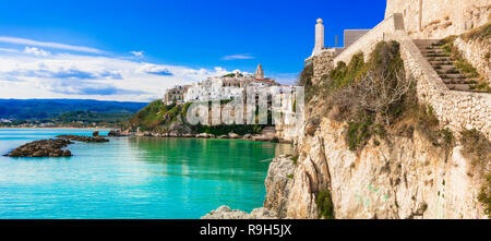 Bellissimo villaggio di Vieste,vista panoramica,Puglia,l'Italia. Foto Stock