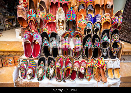 Colorate scarpe etniche sul mercato delle pulci in India Foto Stock