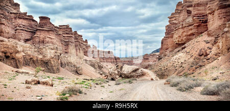 Charyn grand canyon al cielo nuvoloso in Kazakistan Foto Stock