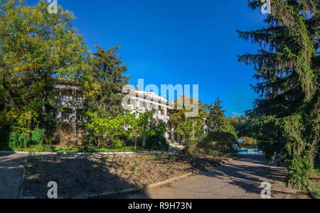 Vecchio abbandonato la Moldavia sanatorio in Odessa, Ucraina, in una soleggiata giornata estiva Foto Stock