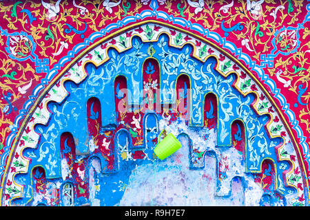 Pubblica fontana colorata in blu medina di Chefchaouen, Marocco in Africa Foto Stock