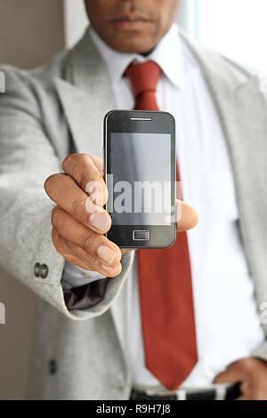 uomo che usa il telefono cellulare in mano stock foto Foto Stock