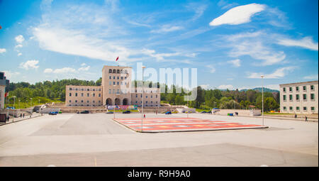 Tirana, Albania-05 Luglio 2018: Madre Teresa Square 'Sheshi Nene Tereza'. Il Politecnico di Tirana in vista frontale Foto Stock