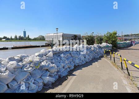 A Belgrado, in Serbia - 22 Maggio: sacchi di sabbia a Belgrado il 22 maggio 2014. Parete di protezione costituito da sacchi di sabbia al fiume Sava a Belgrado in Serbia. Foto Stock