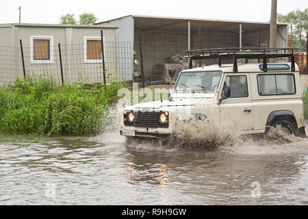 A Belgrado, in Serbia - 15 Maggio: Land Rover a Belgrado il 15 maggio 2014. White Land Rover Defender guida attraverso le inondazioni a Belgrado in Serbia. Foto Stock