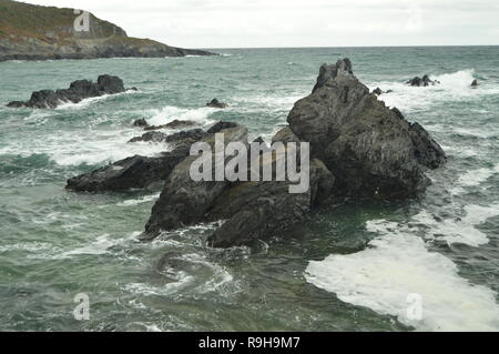 Splendide formazioni rocciose nella baia di Luarca. Luglio 30, 2015. Viaggi, natura, vacanza. Luarca, Asturias, Spagna. Foto Stock