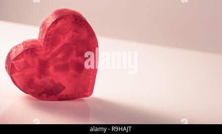 Vista astratta di amore rosso a forma di cuore sulla soap tabella amore e romanticismo concetto. Foto Stock