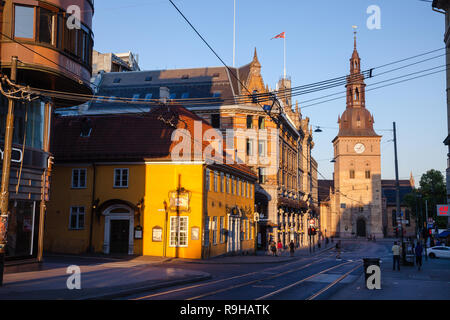 OSLO, Norvegia - 22 luglio 2018: Stortorvet square, una delle più popolari attrazioni turistiche di Oslo con giallo Stortorvets Gjaestgiveri tradizionale n. Foto Stock