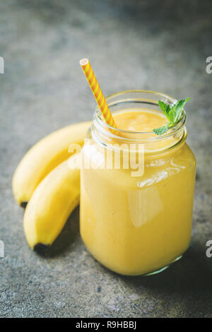 Frullato di Banana in vasetti di vetro e frutta fresca per una sana prima colazione Foto Stock