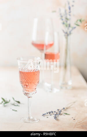 Forme diverse di bicchieri di vino rosato su sfondo chiaro. Foto Stock