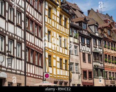 Weißgerbergasse con tipiche case a graticcio in Nuremberg Foto Stock