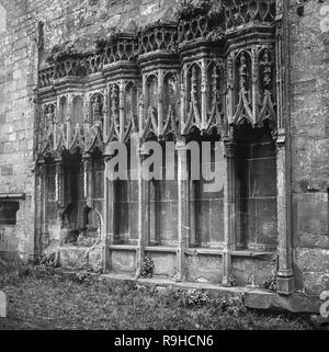 Un tardo vittoriana di fotografia che mostra i dettagli di Furness Abbey. Furness Abbey, o Santa Maria di Furness è un ex monastero situato a nord di Barrow-in-Furness, Cumbria, Inghilterra. L'abbazia risale al 1123 ed era una volta il secondo paese più ricco e potente monastero cistercense nel paese, dietro solo Fountains Abbey nel North Yorkshire. Foto Stock