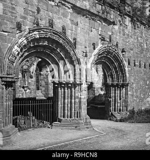 Un tardo vittoriana di fotografia che mostra i dettagli di Furness Abbey. Furness Abbey, o Santa Maria di Furness è un ex monastero situato a nord di Barrow-in-Furness, Cumbria, Inghilterra. L'abbazia risale al 1123 ed era una volta il secondo paese più ricco e potente monastero cistercense nel paese, dietro solo Fountains Abbey nel North Yorkshire. Foto Stock