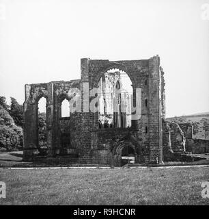 Un tardo vittoriana di fotografia che mostra i dettagli di Furness Abbey. Furness Abbey, o Santa Maria di Furness è un ex monastero situato a nord di Barrow-in-Furness, Cumbria, Inghilterra. L'abbazia risale al 1123 ed era una volta il secondo paese più ricco e potente monastero cistercense nel paese, dietro solo Fountains Abbey nel North Yorkshire. Foto Stock