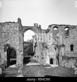 Un tardo vittoriana di fotografia che mostra i dettagli di Furness Abbey. Furness Abbey, o Santa Maria di Furness è un ex monastero situato a nord di Barrow-in-Furness, Cumbria, Inghilterra. L'abbazia risale al 1123 ed era una volta il secondo paese più ricco e potente monastero cistercense nel paese, dietro solo Fountains Abbey nel North Yorkshire. Foto Stock