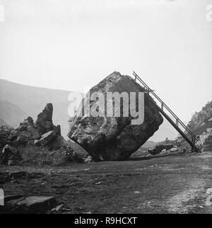 Un tardo vittoriana di fotografia in bianco e nero della pietra Bowder, situato nei pressi di Borrowdale nel Parco nazionale del Lake District in Inghilterra. Si tratta di una grande andesite boulder di lava, stimato a pesare circa 2000 t. Nel 1890, una scala di legno è stato costruito per consentire alle persone di salire alla sua sommità. Foto Stock