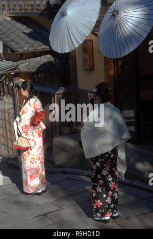 Due signore vestito in tradizionali abiti Geisha, Kyoto, Giappone. Foto Stock