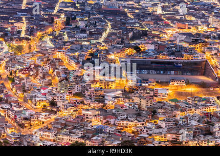 Quito ciudad de noche notte city Foto Stock