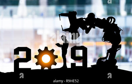 2019 anni di robot assistente technology , industria , 4.0 intelligenza artificiale il concetto di tendenza. Silhouette di un uomo di affari di automazione di controllo robo annuncio Foto Stock
