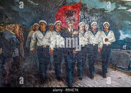 Marinai albanesi defiently marciando nella parte anteriore dei soldati russi era comunista dipinti da Robert Permeti Tirana Albania. Ex ufficiale nell esercito albanese Foto Stock