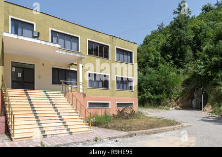 Ingresso tunnel & edilizia militare schifezza'Arte Bunker nucleari Tirana Albania Foto Stock