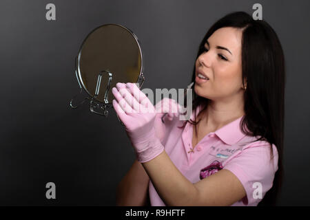 Iniezioni di bellezza. La bellezza e il settore medico. Close-up ritratto di bellezza di un modello con una siringa nelle sue mani rende un'iniezione sulle labbra. Foto Stock