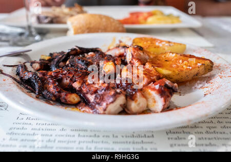 Polpo alla griglia il piatto con una salsa speciale Foto Stock