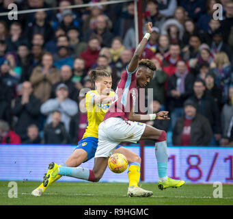 Kalvin Phillips di Leeds United e Tammy Abramo (in prestito dal Chelsea) di Aston Villa durante il cielo di scommessa match del campionato tra Aston Villa e Foto Stock