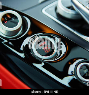 Avviamento e arresto del motore nuovo moderno pulsante auto. Foto Stock