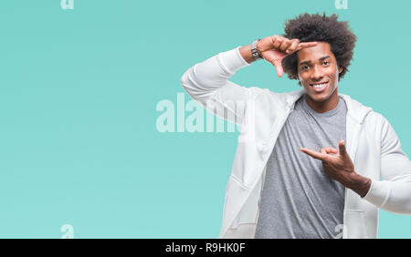 Afro American uomo felpa da indossare sopra lo sfondo isolato sorridente rendendo il telaio con le mani e le dita con la faccia felice. La creatività e la fotografia Foto Stock