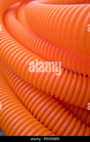 Un mazzetto di orange di tubi in materiale plastico Foto Stock