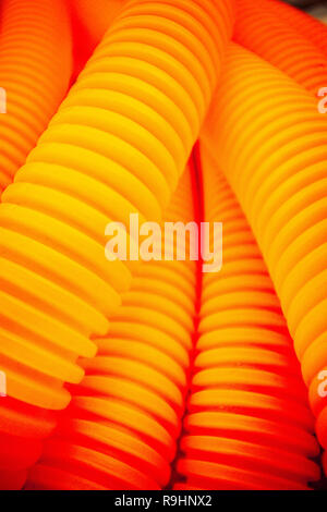 Arancione di tubi in materiale plastico Foto Stock