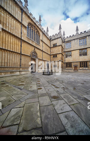 Le scuole del quadrangolo di biblioteca Bodleian, una delle più antiche biblioteche in Europa. Al di fuori dell'ingresso vi è la statua di William Herbert, terzo conte di Foto Stock