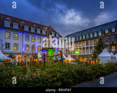 Mercatino di Natale a Kornmarkt in Heidelberg, Baden-Württemberg, Germania, Europa Foto Stock