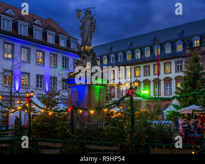 Mercatino di Natale a Kornmarkt in Heidelberg, Baden-Württemberg, Germania, Europa Foto Stock