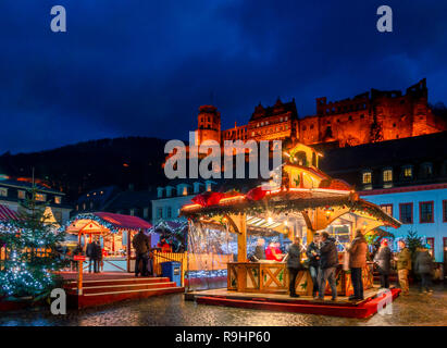 Mercatino di Natale a Karlsplatz nella città vecchia di Heidelberg, con il castello di Heidelberg, Heidelberg, Baden-Württemberg, Germania, Europa Foto Stock