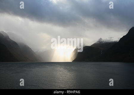 Drammatica cieli Hjørundfjord, Møre og Romsdal, Norvegia Foto Stock