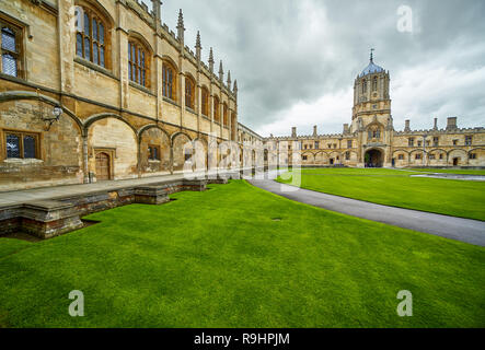 Tom Quad, il più grande quad in Oxford, è dominato a ovest da Tom Tower. La Chiesa di Cristo. Università di Oxford. Inghilterra Foto Stock