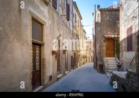 Strada vuota della vecchia fortezza di Pitigliano. Attrazioni storiche dell'Italia, Regione Toscana. Foto Stock