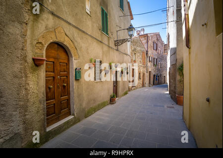 Strette stradine del centro storico di Pitigliano. Empty street e gli edifici storici di pareti. Provincia di Grosseto, Italia. Foto Stock