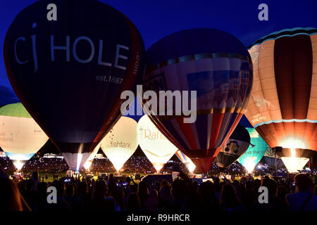 Vista di mongolfiere durante il nightglow al Bristol international ballon fiesta Foto Stock