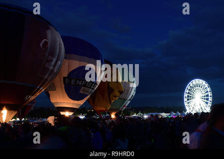 Vista di mongolfiere durante il nightglow al Bristol international ballon fiesta Foto Stock