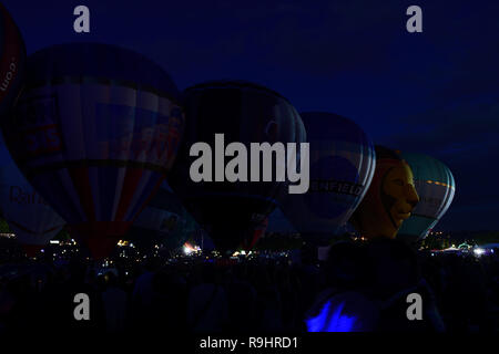 Vista di mongolfiere durante il nightglow al Bristol international ballon fiesta Foto Stock