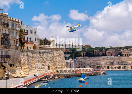 Valletta, Malta - Giu 20, 2010: Porto aria idrovolante De Havilland Canada DHC-3 Lontra turbina 9H-AFA è acqua lo sbarco nel Porto Grande. Foto Stock