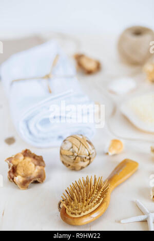 Accessori per il bagno sul tappetino di bambù. Spa Foto Stock