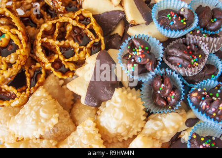 Tradizionale Natale dolci fatti in casa, cartellate si, pasticcini riempiti con figure di sciroppo al cioccolato e i biscotti al burro, dolci alla mandorla, Bari, Puglia, Italia Foto Stock