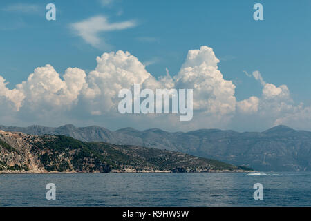 Costa di Dubrovnik, mostrando le montagne sullo sfondo e il mare Adriatico in primo piano, Croazia Foto Stock