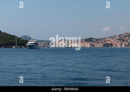 Guardando verso il paese vecchio di Dubrovnik dall'isola di Lokrum barca taxi, Croazia Foto Stock