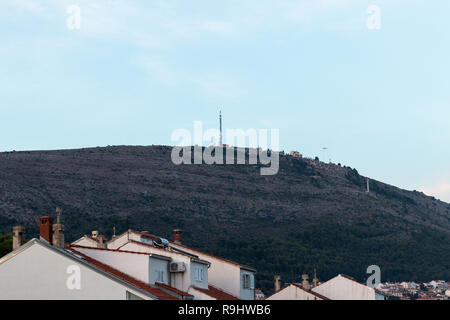 Antenna radio sulla cima della gamma della montagna alle spalle di Dubrovnik, Croazia Foto Stock