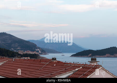 Guardando verso il paese vecchio di Dubrovnik e l'isola di Lokrum, Croazia Foto Stock